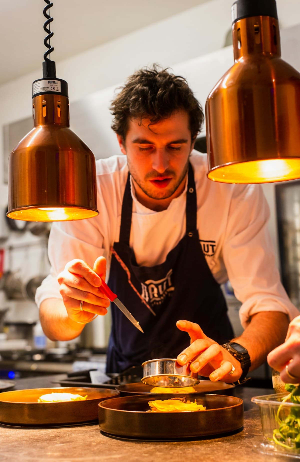 Chef dressant une assiette en cuisine