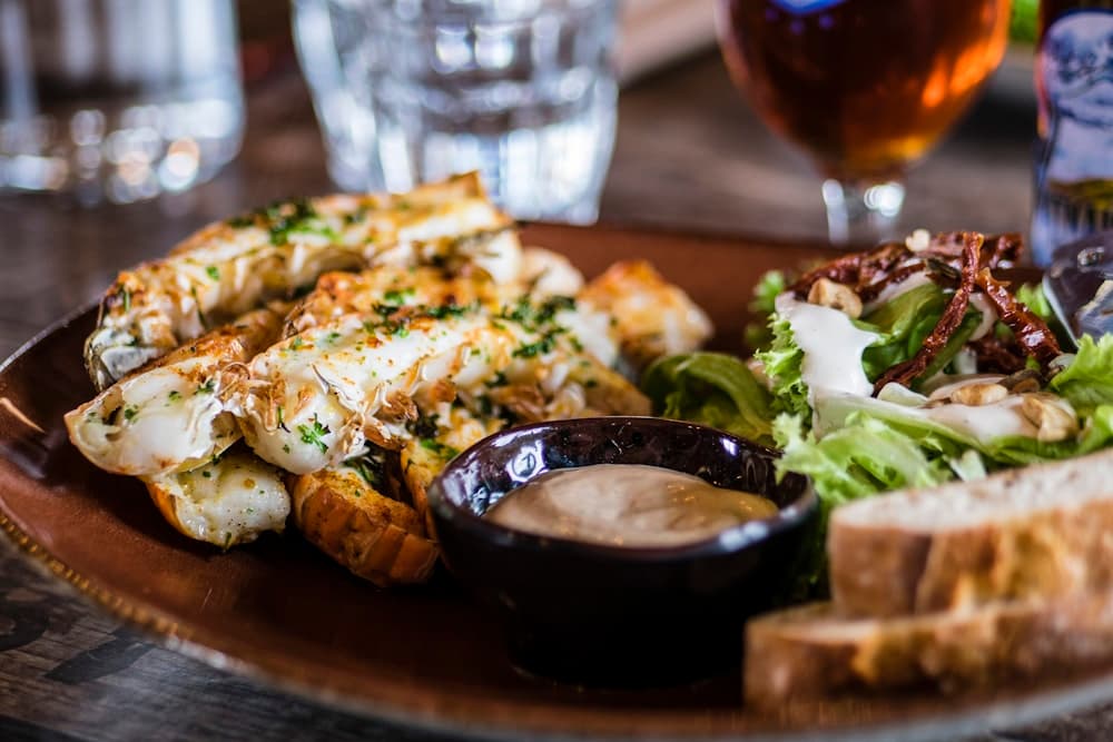 Plat généreux accompagné d’herbes fraîches