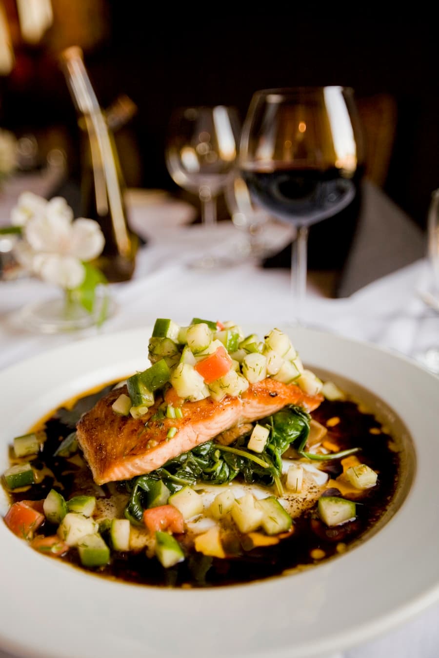 Saumon rôti, légumes croquants & beurre citronné