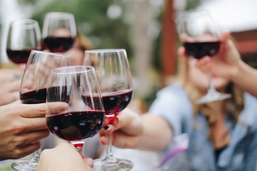 Verre et bouteille de vin à table